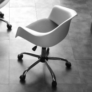 silla de oficina blanca giratoria con diseño moderno